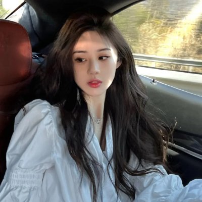 一个唱歌，另一个不唱歌